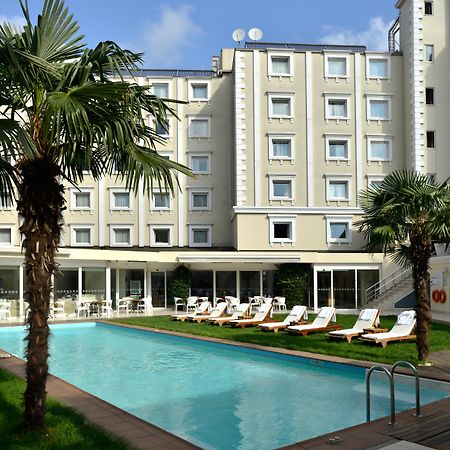 Holiday Inn Istanbul City By Ihg Exterior foto The hotel's swimming pool