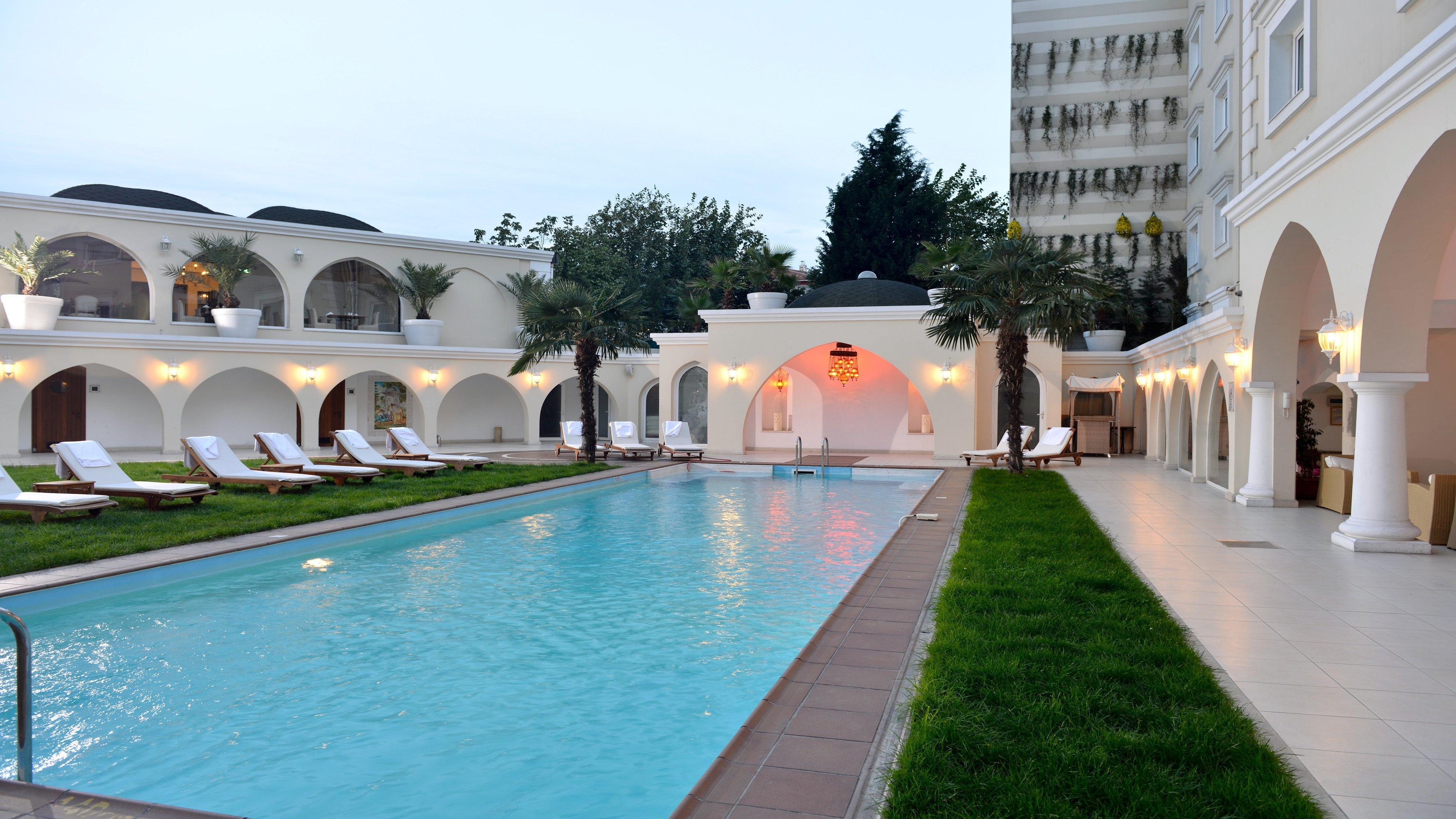 Holiday Inn Istanbul City By Ihg Exterior foto The pool at the hotel