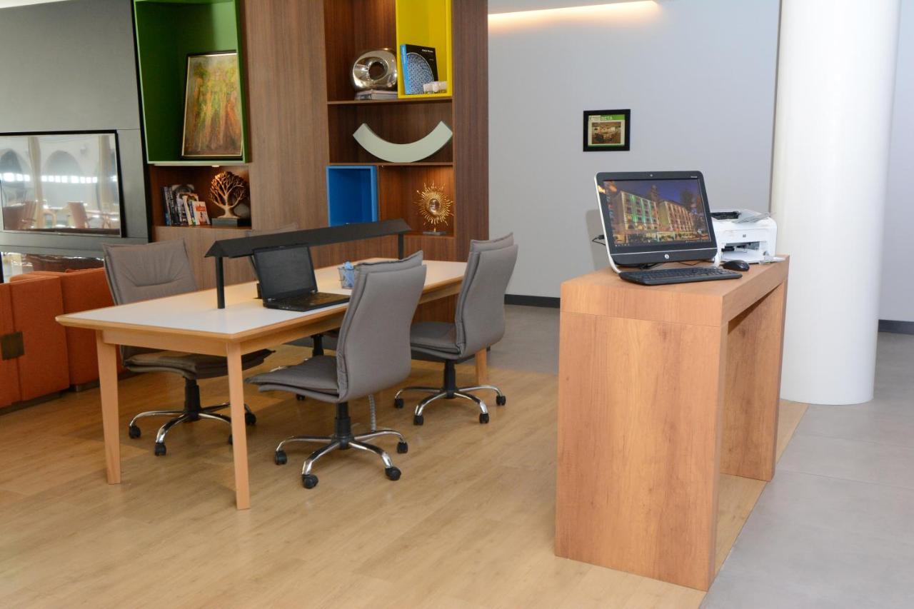 Holiday Inn Istanbul City By Ihg Exterior foto The Business Center at the airport
