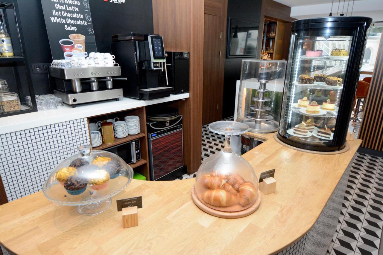 Holiday Inn Istanbul City By Ihg Exterior foto The interior of a typical Starbucks