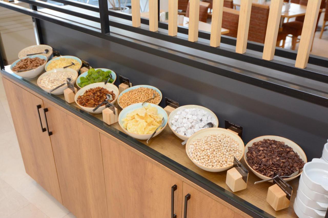 Holiday Inn Istanbul City By Ihg Exterior foto A selection of cereals at a breakfast buffet