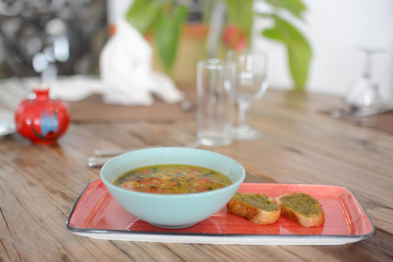 Holiday Inn Istanbul City By Ihg Exterior foto A bowl of soup with bread