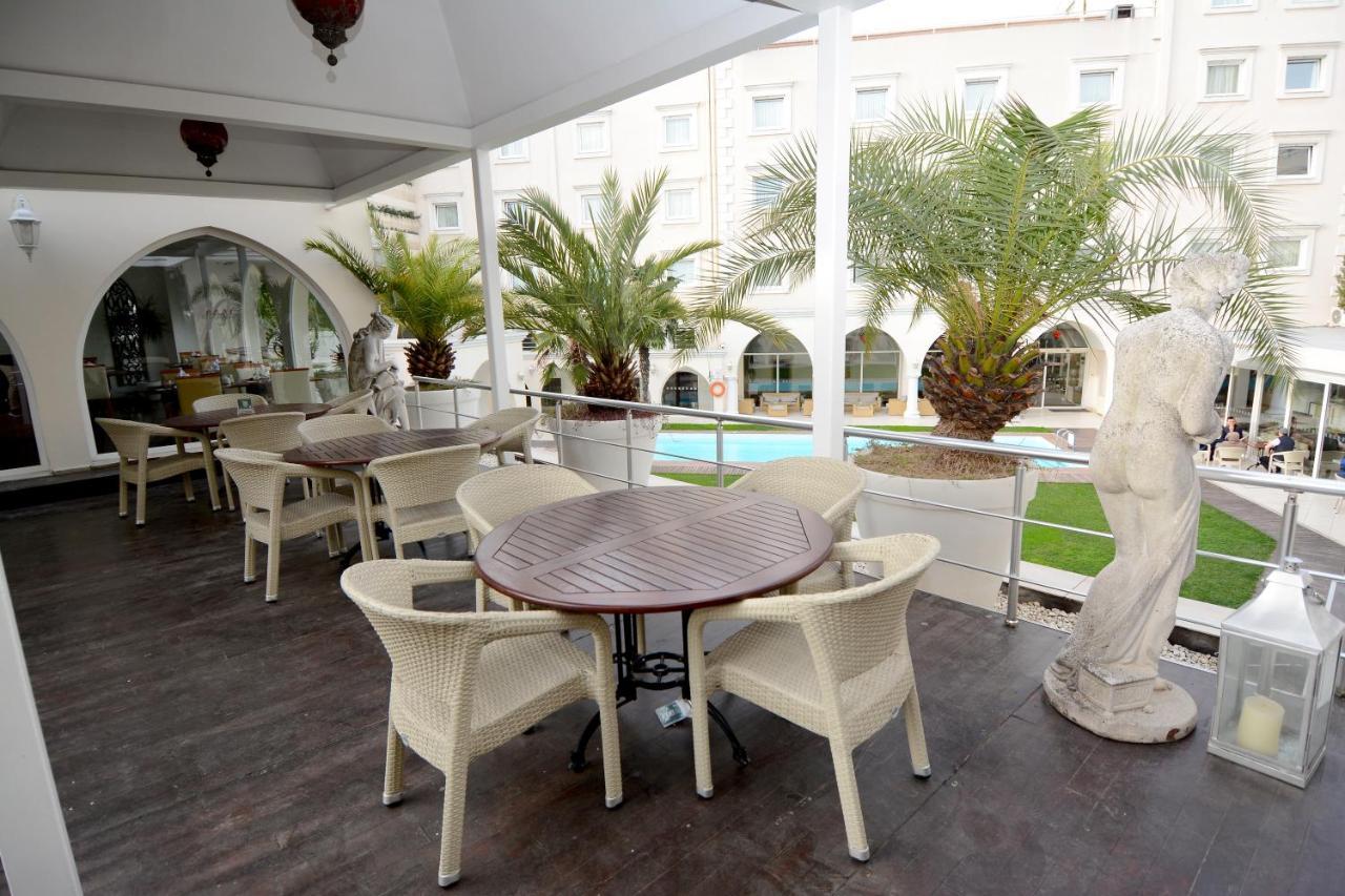 Holiday Inn Istanbul City By Ihg Exterior foto Hotel's patio