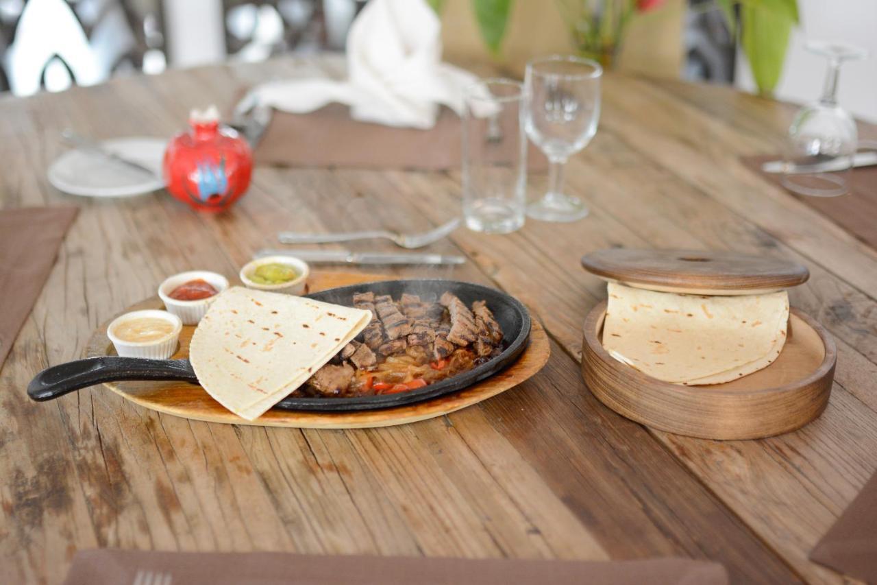 Holiday Inn Istanbul City By Ihg Exterior foto A steak fajita