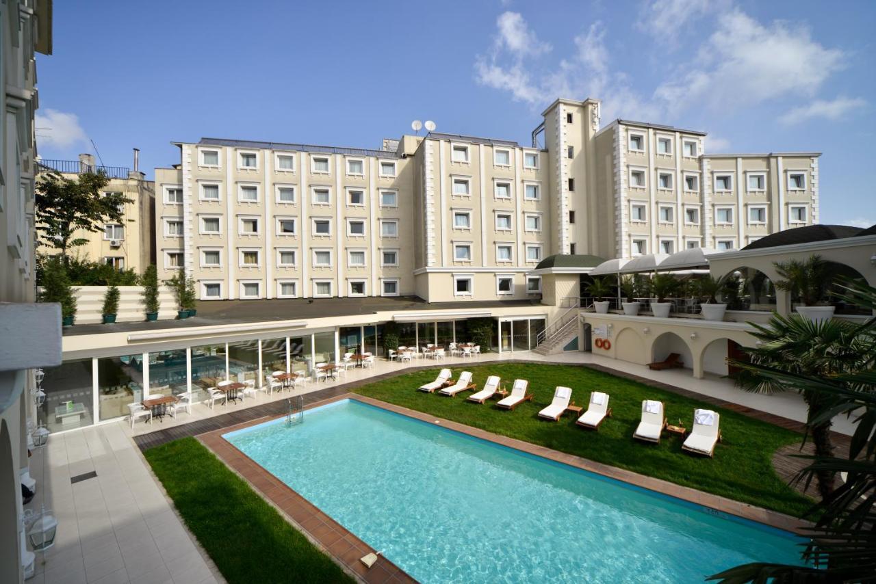 Holiday Inn Istanbul City By Ihg Exterior foto The hotel's swimming pool